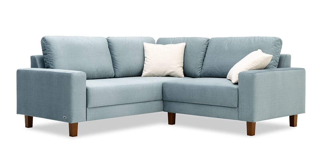 AMICA - Ecksofa im hellblauen Stoff mit weißen Zierkissen