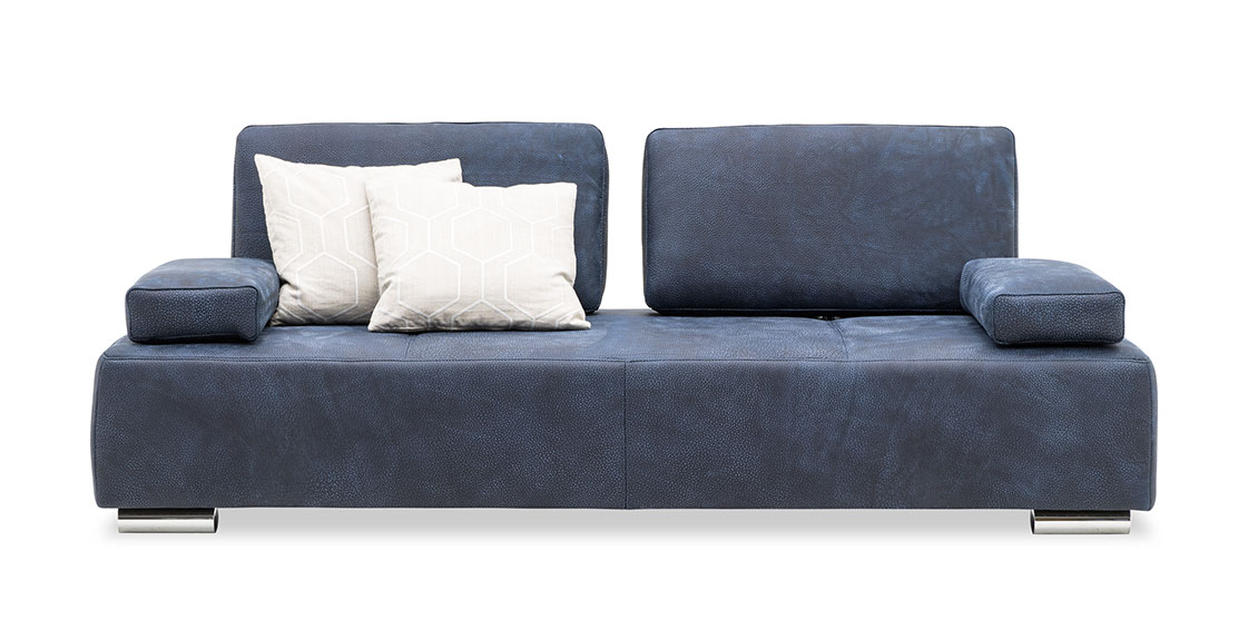 ASTOR - 2,5 Platz Sofa mit Chromrollen in Leder Pamplona blue und Dekokissen