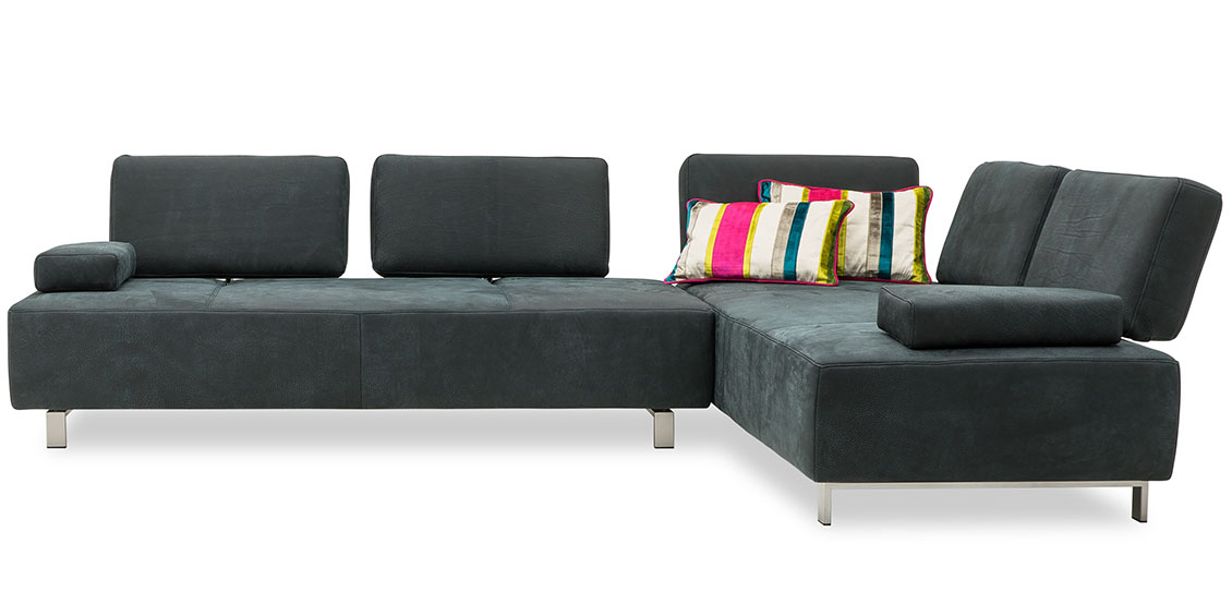 ASTOR - Ecksofa in Leder Pamplona smoke mit mobilen Armlehnen und Dekokissen