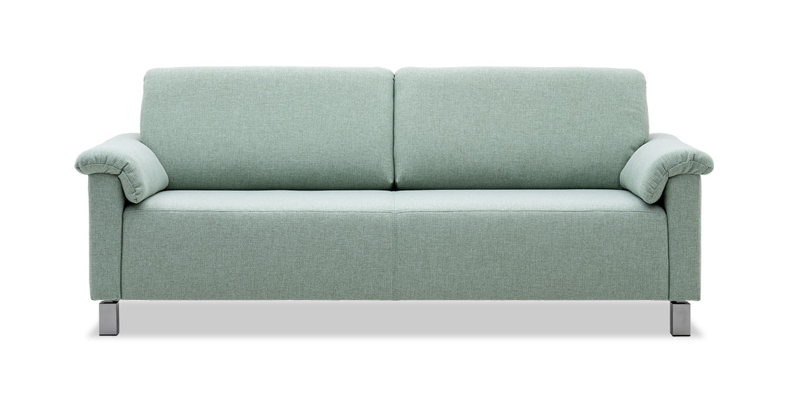 BATIDA - 2,5 Platz Sofa mit niedriegen Rücken bezogen in Stoff S&V Enjoy Lichtgrün