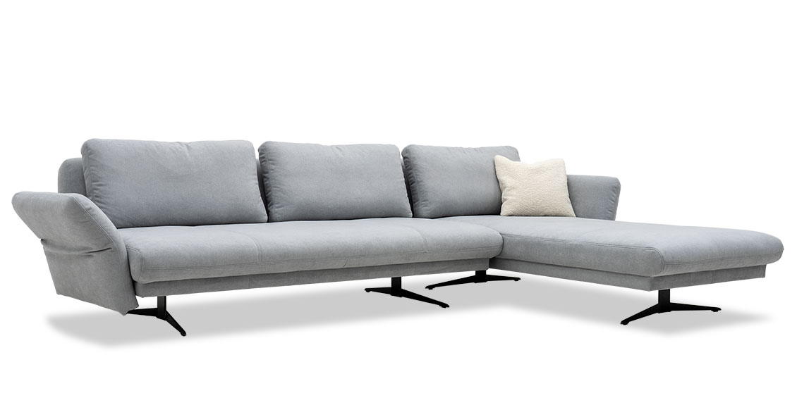 BEACH - 2,5 Platz Sofa mit Longchair und Klapparmlehnen in Stoff Bronx hellgrau