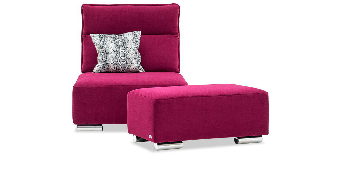 BELUGA - Sessel mit Hocker in Stoff Mystic beere