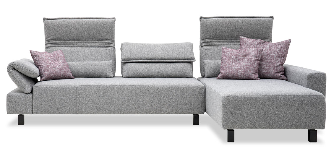 BONO - 2,5 Platz Sofa mit Longchair in Stoff Paris Anthracite hellgrau mit Zierkissen