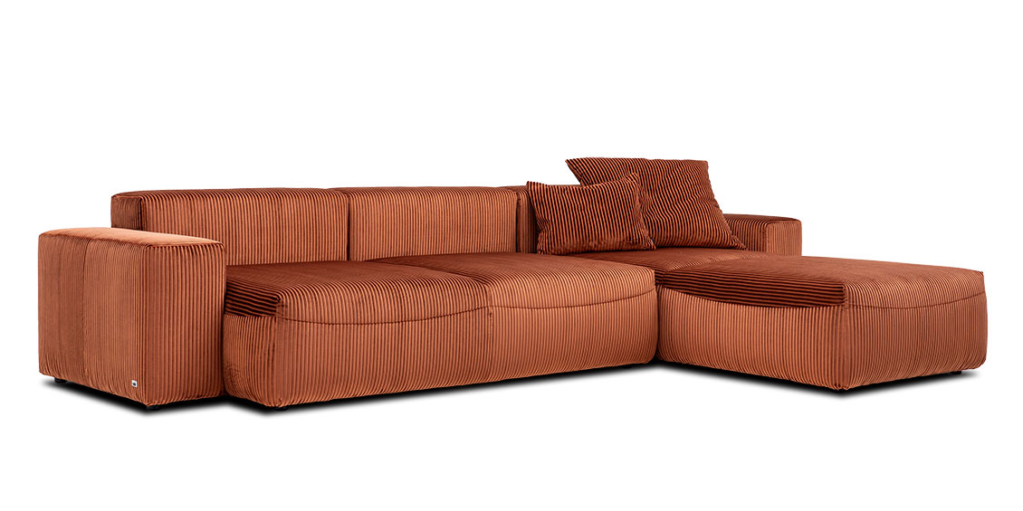 CARLO - seitliche Ansicht 2 Platz Sofa mit Longchair breiten Armlehnen im Cord Stoff S&V Cordone kupfer rost