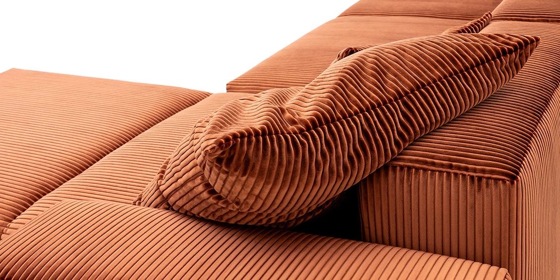 CARLO - Detailbild Sofarückseite mit Kissen im Cord Stoff S&V Cordone kupfer rost