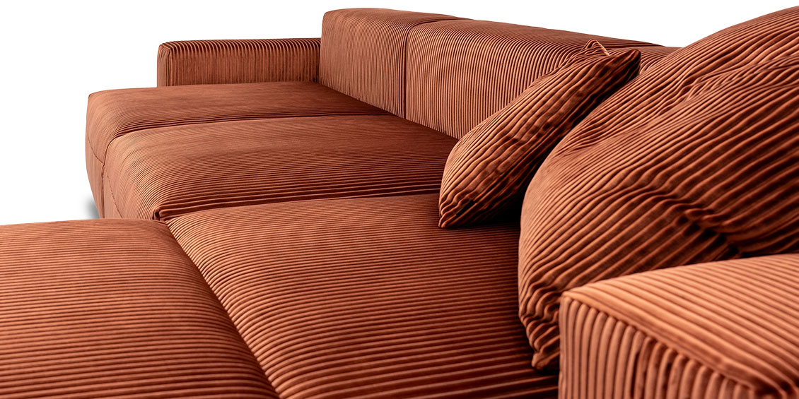 CARLO - Detailbild der tiefen Sofa-Sitzfläche in Cord Stoff S&V Cordone rost