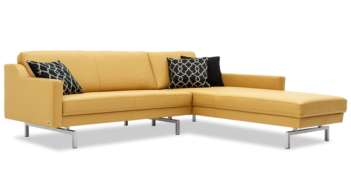 CHESTERFIELD - 2 Platz Sofa mit Longchair ohne Knopfheftung in Leder Napoli natur mit Dekokissen