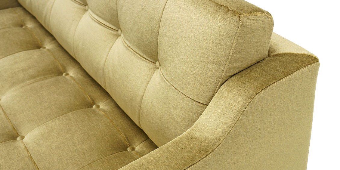 CHESTREFIELD - Detailbild geschwungene Armlehne in Stoff Mohair Brasilia gold