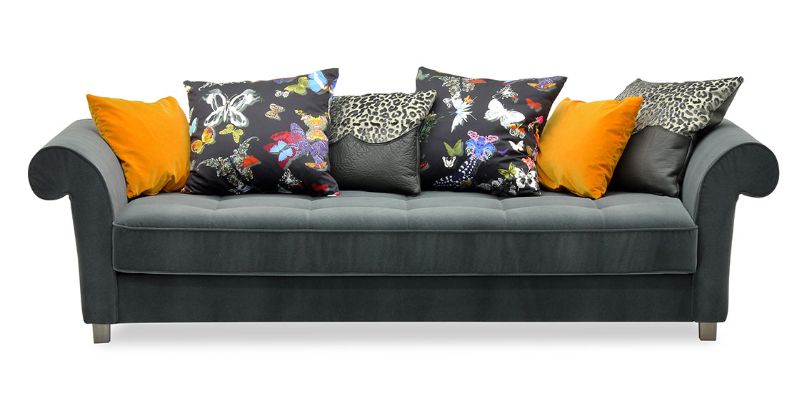 DIVAN - Sofa in Mikrofaser grau mit Zierkissen in Samtstoff gelb und Stoff Christian Lacroix Papillon und Clark & Clark
