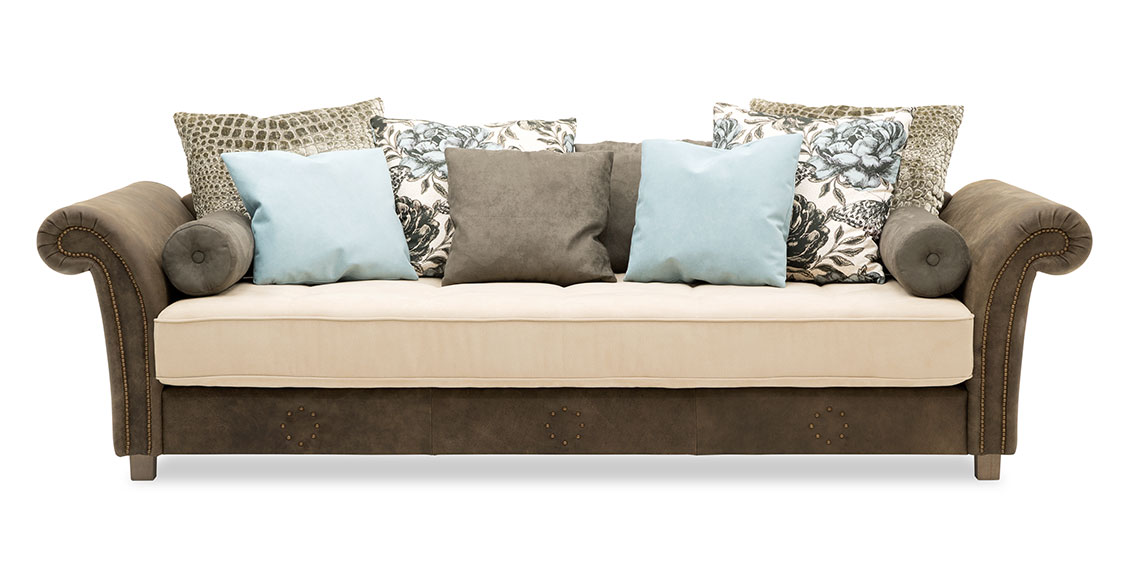 DIVAN - Sofa in Leder Dakar Wildlife in Kombination mit Stoff Saum und Viebahn Like Suede mit verschiedenen Zierkissen