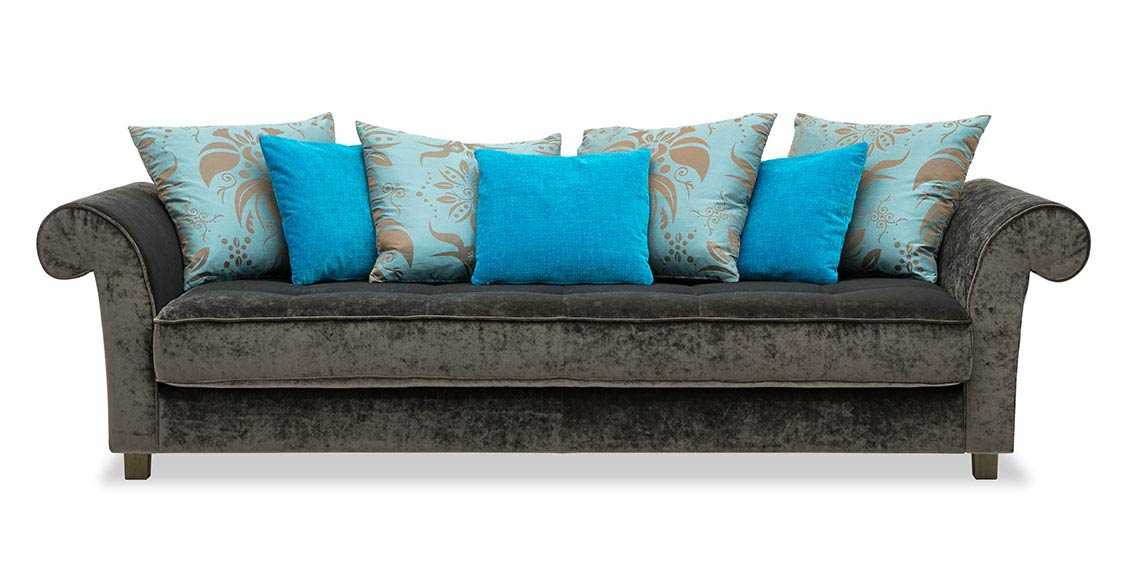 DIVAN - Sofa im Samtstoff Mercis braun mit blauen Zierkissen
