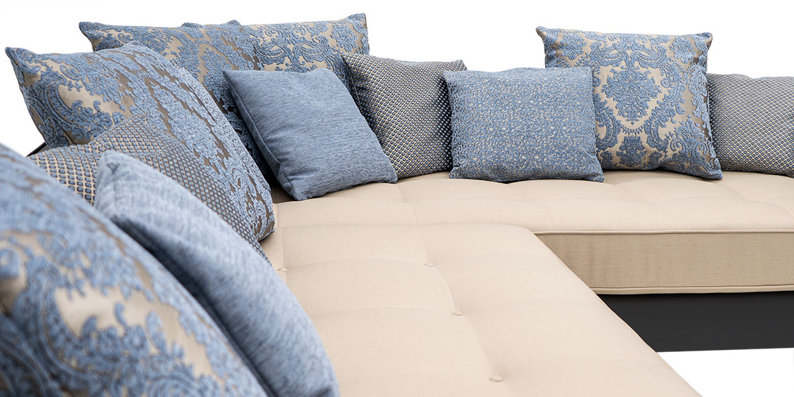 DIVAN - Detailbild Sofaecke in Stoff beige mit blauen Zierkissen