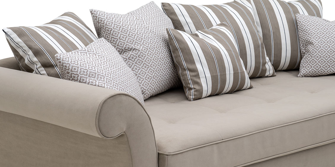 DIVAN - Detailbild vom Bigsofa in Stoff Saviba taupe Zierkissen in Stoff C+C Belgravia Charcoal/Linen + PT Sussex Petal