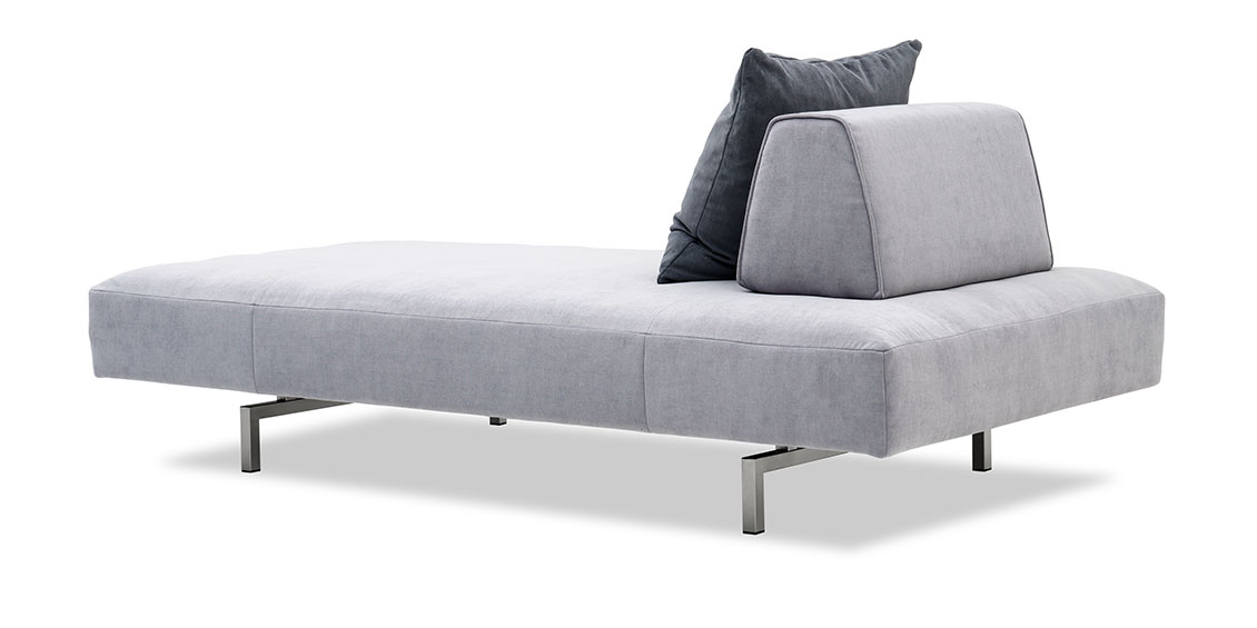 EASY - Liegsofa mit einer mobilen Rückenlehne in hellgrauen Stoff und großem Dekokissen