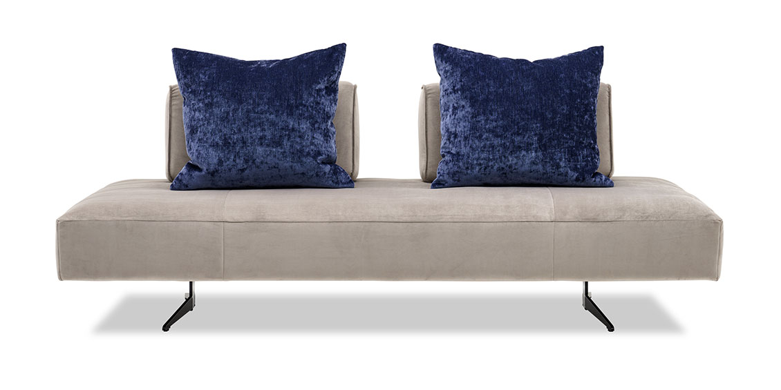 EASY - Liegesofa mit mobilen Rückenlehnen in Samtstoff beige mit blauen Zierkissen