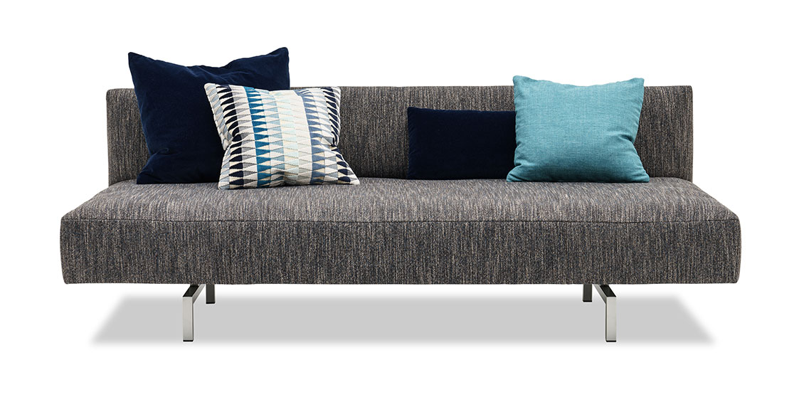 EASY - Liegesofa mit Stecklehne in Stoff grau meliert mit Dekokissen in blautönen