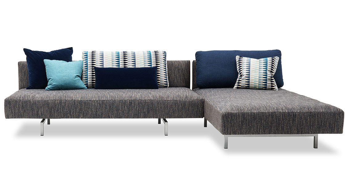 EASY - Liegesofa mit Longchair mit passneden Rückenkissen und Dekokissen in Stoff von Saum & Viebahn