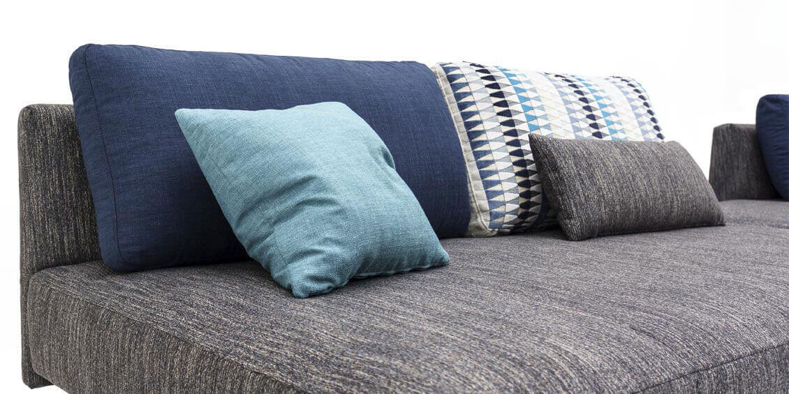 EASY - Detailbild vom 3 Platz Liegesofa mit Steckrücken und dunkelblauen Rückenkissen