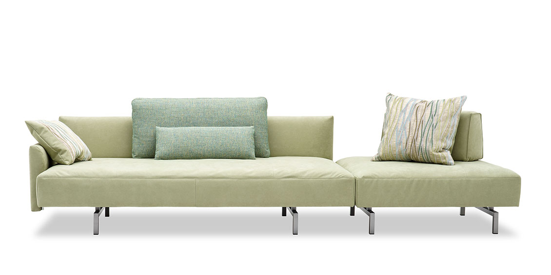 EASY - Big Sofa mit Steckrücken und Hocker in Alcantara mit Zierkissen und großen Rückenkissen