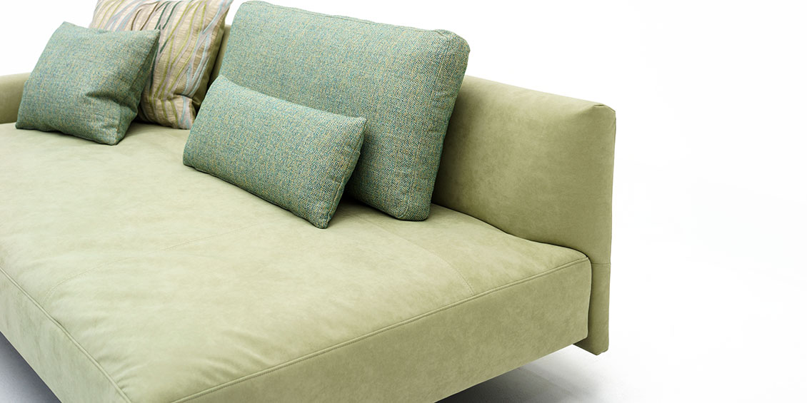 EASY - Deatailbild der gewollt weichen Sitzfläche in hellgrünen Alcantara