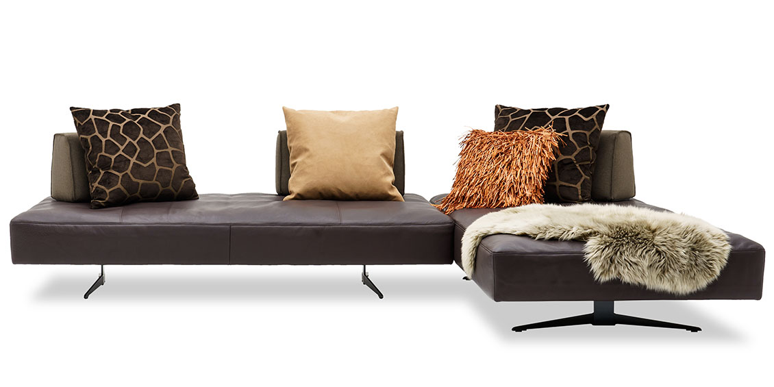 EASY - Liegesofa mit mobilen Rückenkissen in braunen Leder Ibiza mocca mit passenden Zierkissen