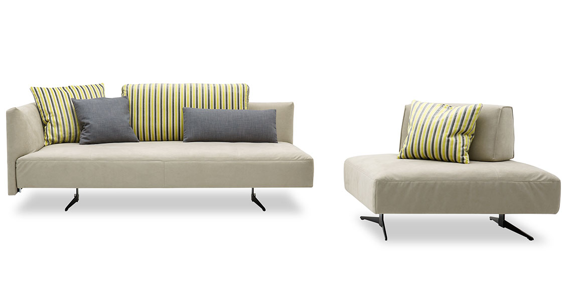 EASY - 3 Platz Sofa sowie Hocker mit mobiler Rückenlehne im Mikrofaserstoff Alcantara hell und Zierkissen