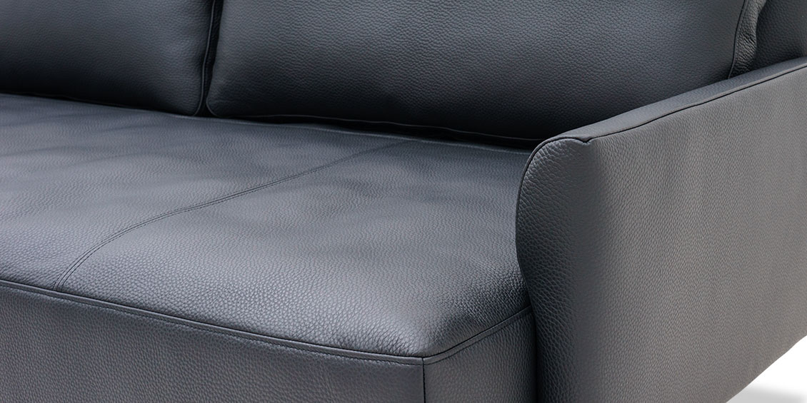 EASY - Detailbild der Steckarmlehne in Leder Jumbo schwarz
