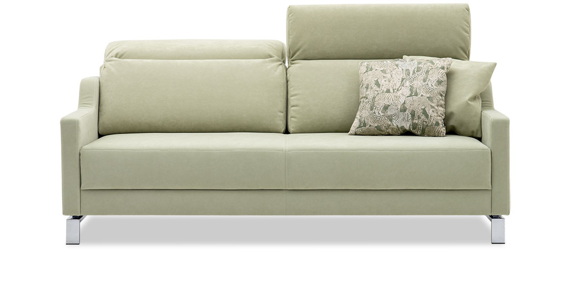 EVIA - 2,5 Platz Sofa mit Funktion in Mikrofaserstoff Alcantata almond und Zierkissen