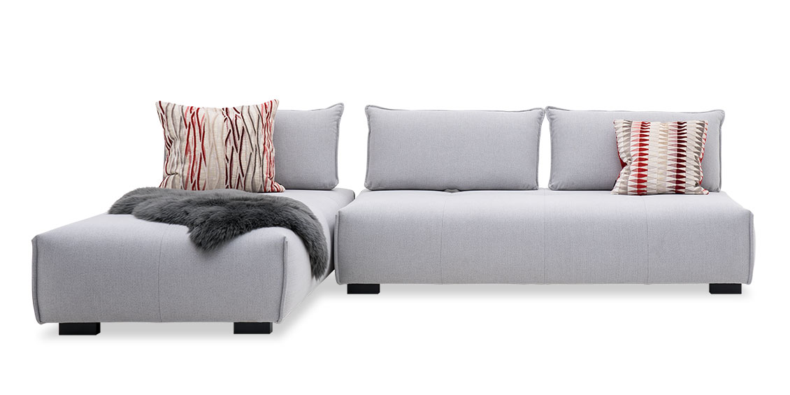 FLOW - 2,5 Platz Sofa mit Longchair in Stoff Seattle light grey mit Kuhfell