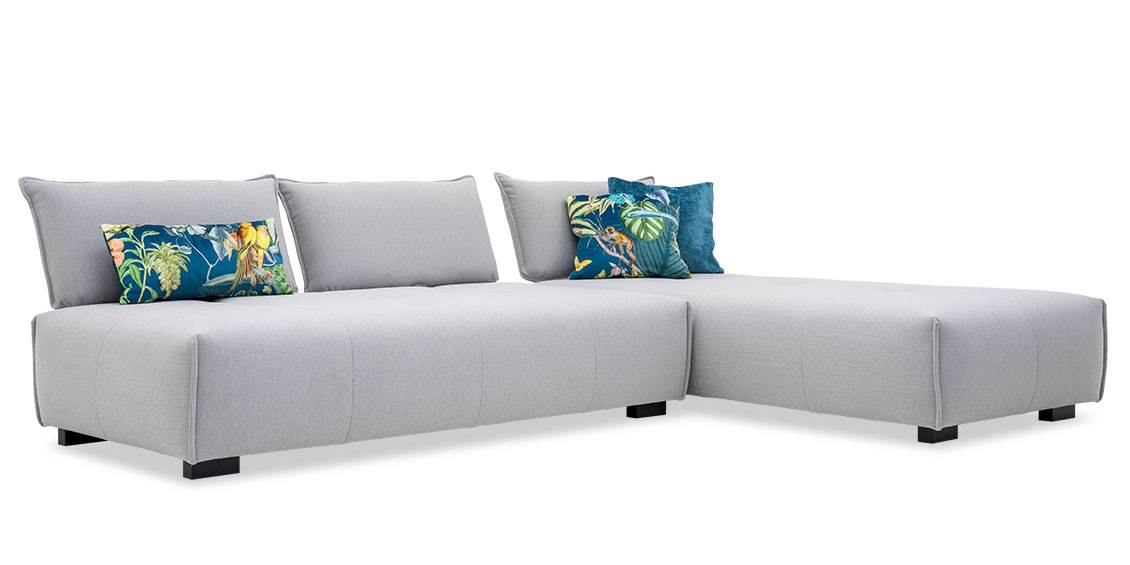 FLOW - 2,5 Platz Sofa mit Longchair in Stoff Seattle light grey mit tropischen Zierkissen