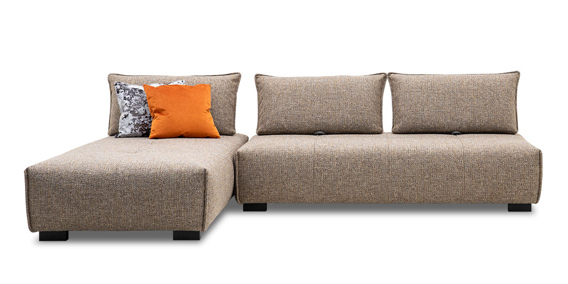 FLOW - Longchair mit 2,5 Platz Sofa mit Sitztiefenverstellung in Stoff Sonnhaus Momento chiny natur-braun