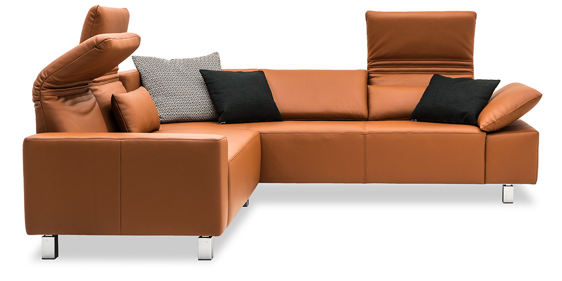 FONTANA - Ecksofa in Leder Rustik tabacco mit passenden Dekokissen