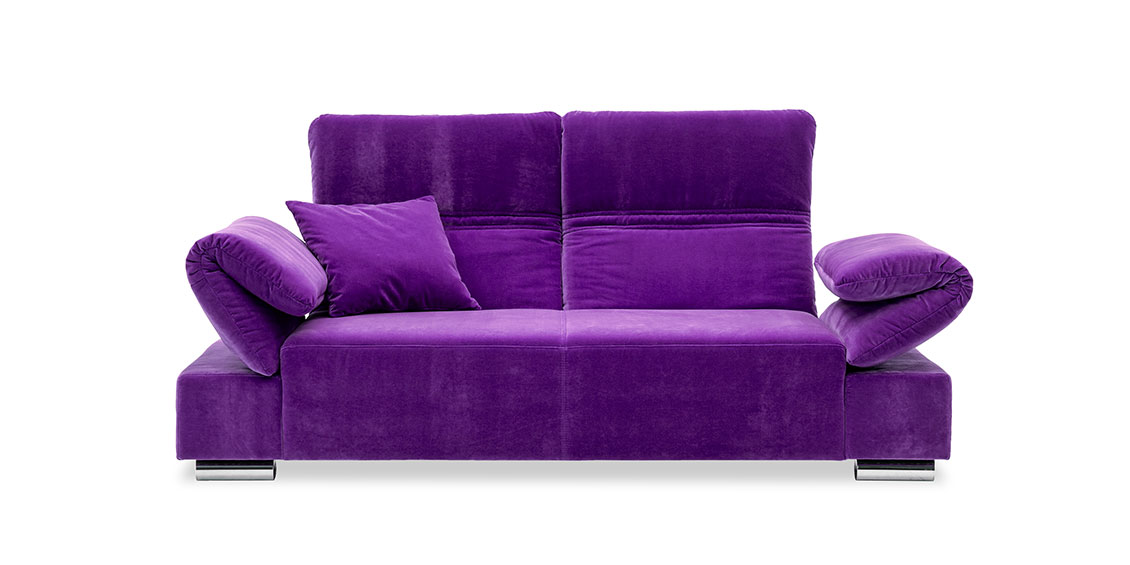 FUGO - 2,5 Platz Sofa im samtigen Stoff violett mit passendem Dekokissen