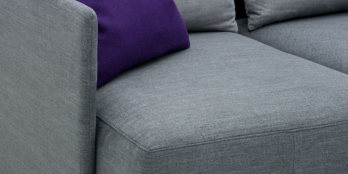 HEXAGON - Detailbild Armlehne und Sitz in Stoff Aurelio Haus Paolo dunkelgrau