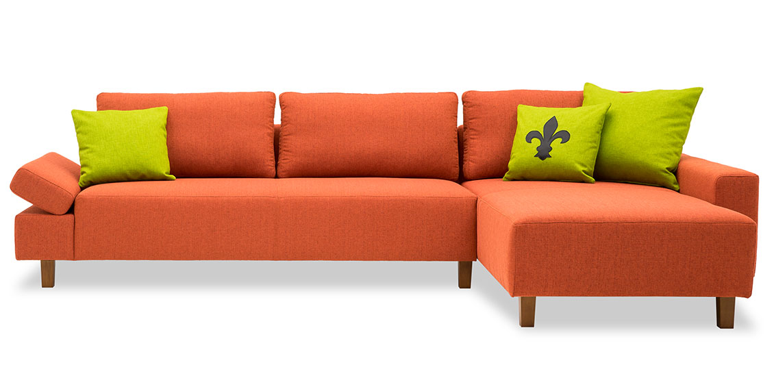 INDIGO - 2,5 Platz Sofa mit Longchair im Stoff von S & V Provence orange mit grünen Kissen