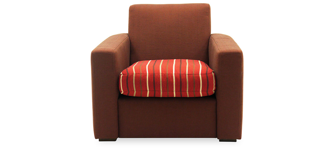 KING CARL III - Loungesessel in braunem Stoff mit rot-gestreiftem Sitzkissen