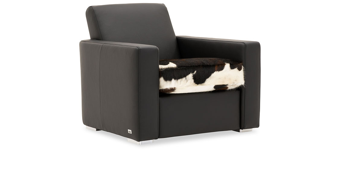 KING CARL III - Loungesessel in Leder Napoli schwarz mit Kuhfell Sitzkissen