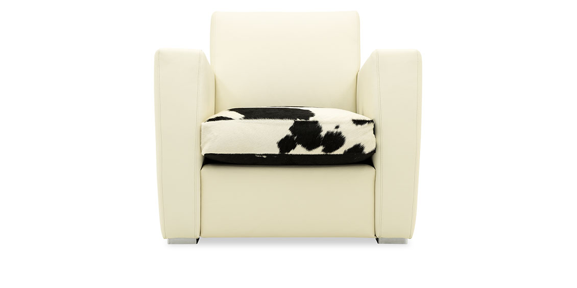 KING CARL II - Loungesessel in weißem Leder in Kombination mit Kuhfell Sitzkissen