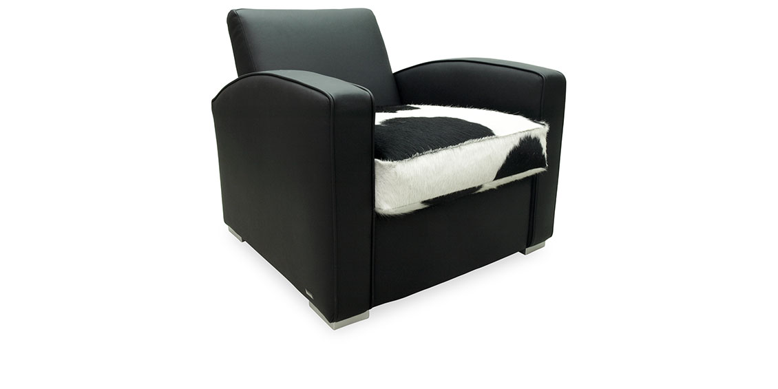 KING CARL I - Loungesessel in schwarzem Leder in Kombination mit schwarz-weißem Kuhfell