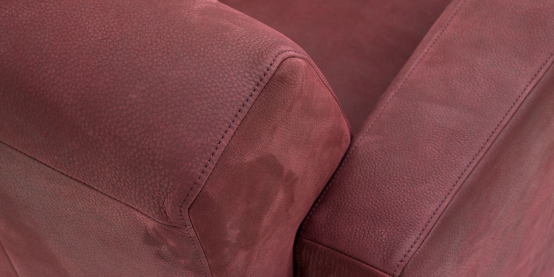 KING CARL II - Detailbild vom Loungesessel in Nubukleder Stonewashed merlot