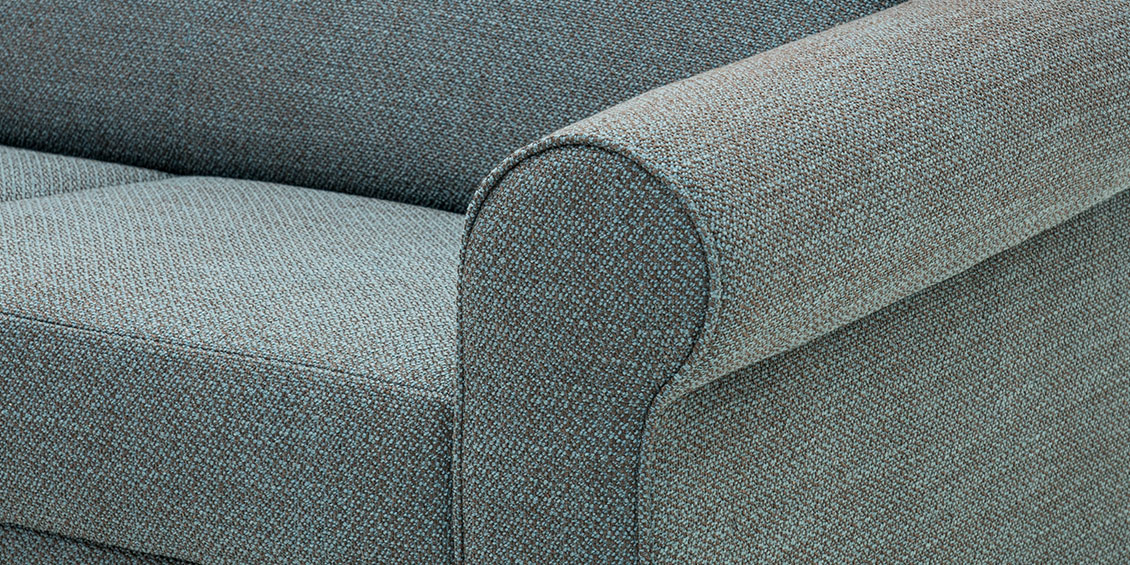 LIBERTY-LOLA - Detailbild von Armlehne und Sitz in Stoff Art Novel Coari teal