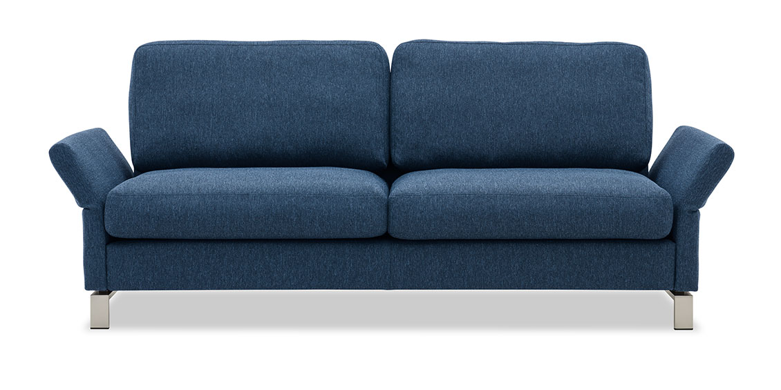 MILO - 2,5 Platz Sofa in blauem Stoff mit ausgeklappten Armlehnen