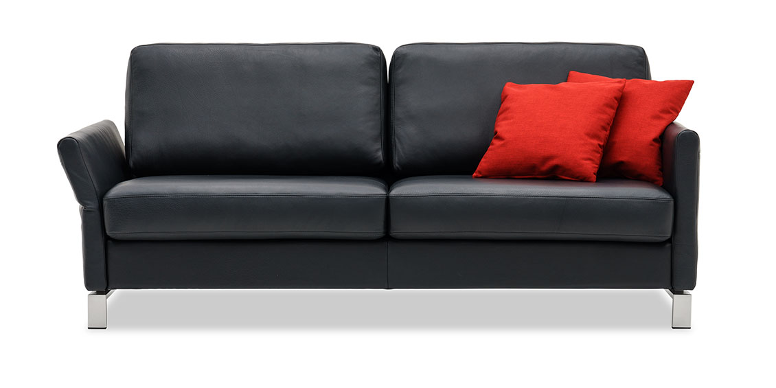 MILO - 2,5 Platz Sofa in Leder Ibiza schwarz mit roten Kissen