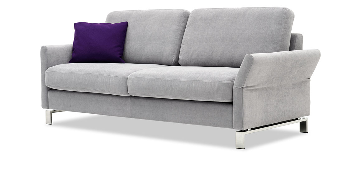 MILO - 2,5 Platz Sofa in hellgrauen Stoff mit Dekokissen
