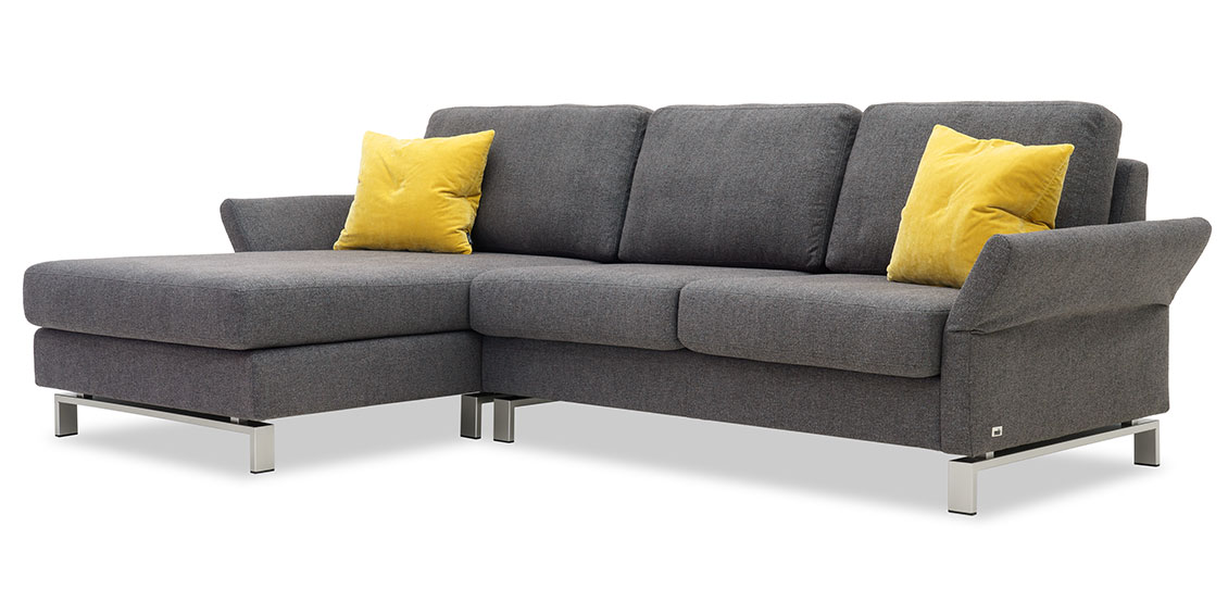 MILO - 2 Platz mit Longchair in Stoff Aurelio Haus Kate grau mit gelben Samt Kissen