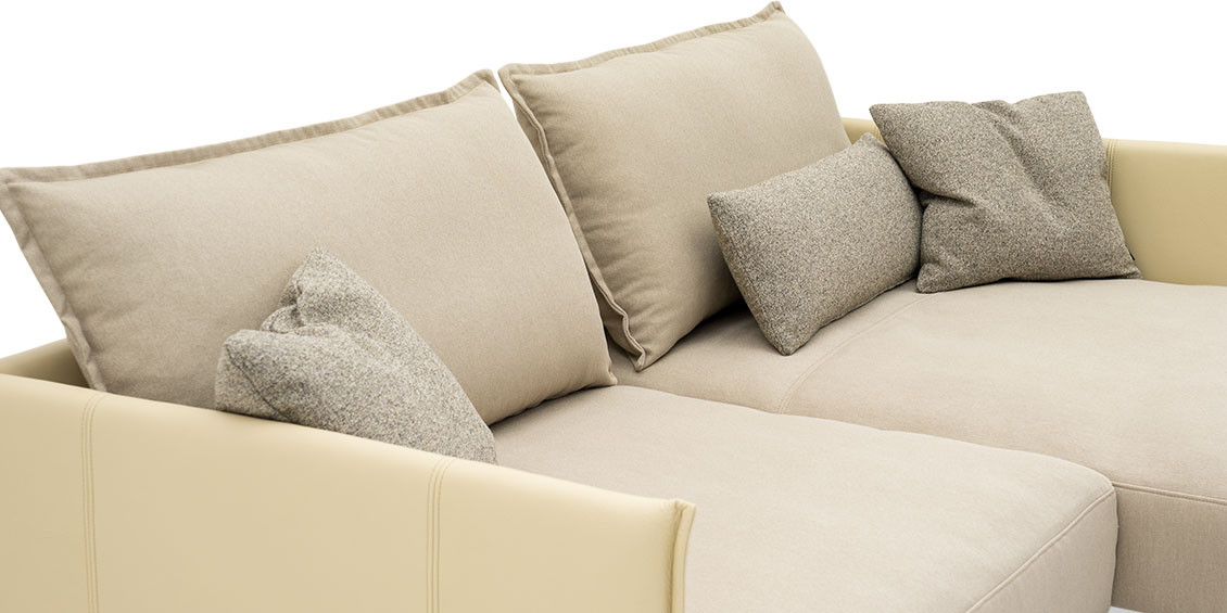 OCEAN - Detailbild legere Sitzfläche in Stoff Convoy beige Armlehen in Leder Ibiza creme