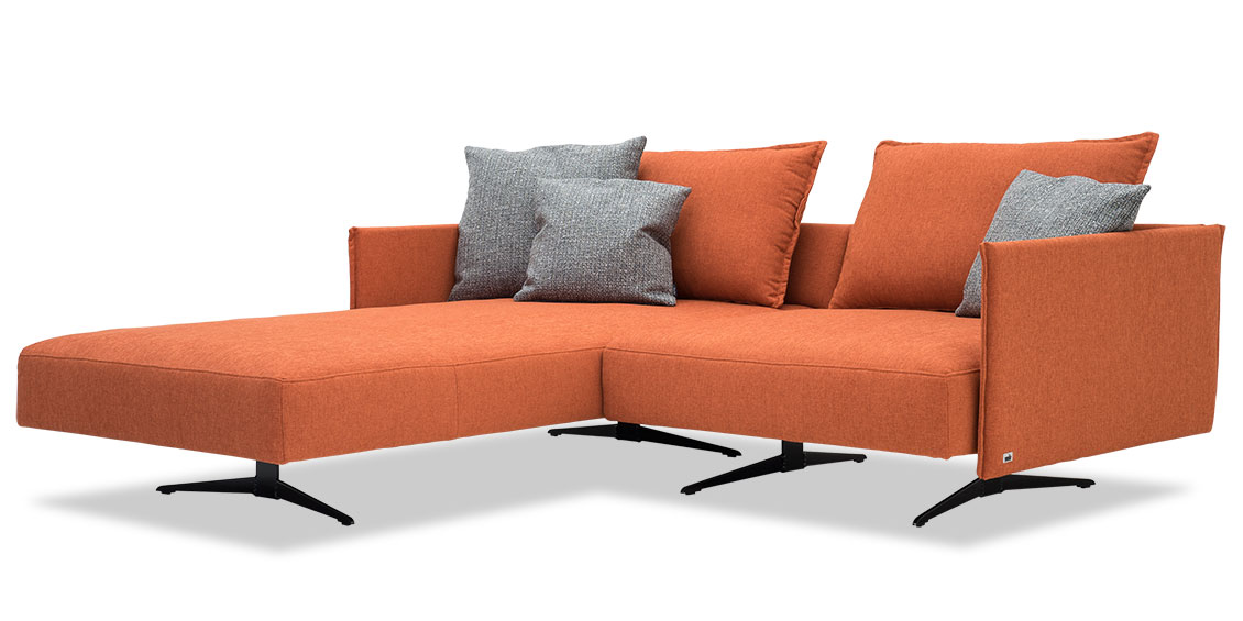 OCEAN - Ecksofa in Stoff S&V Provence orange mit graumelierten Zierkissen