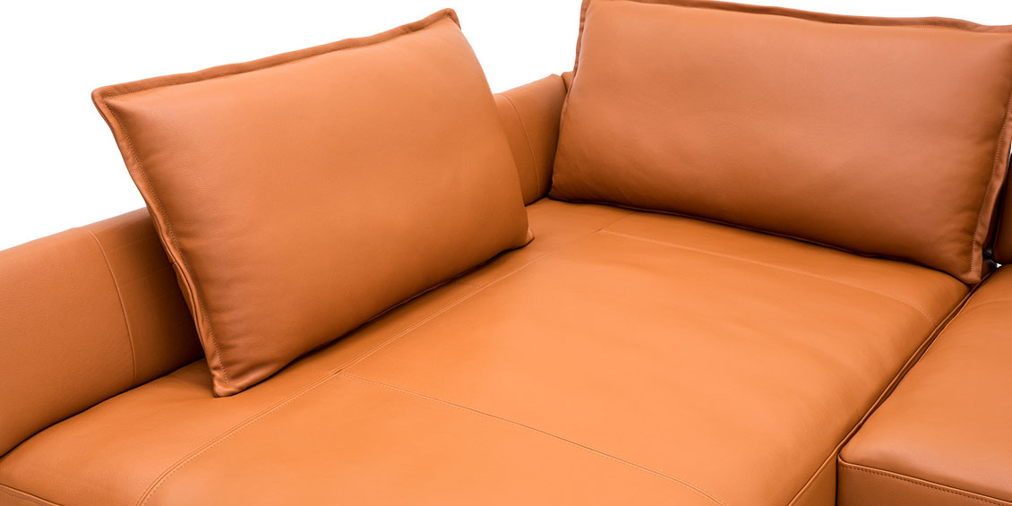 OCEAN - Detailbild von Sitz und Rückenkissen in Leder Rustik mandel