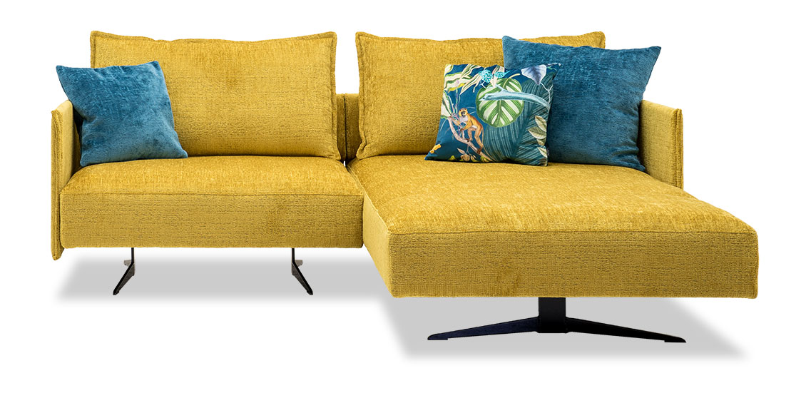 OCEAN - 1 Platz Sofa mit Longchair in Stoff JAB Balou gelb mit blaun Sofakissen