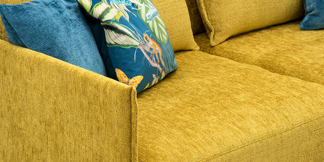 OCEAN - Detailbild von Armlehne und Sitz in Stoff JAB Balou gelb